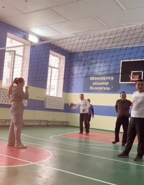 С.А. Ходжиков атындағы №39 мамандандырылған лицейінде 1-тоқсанның күзгі демалысы аясында ұстаздар арасында волейбол жарысы ұйымдастырылды.