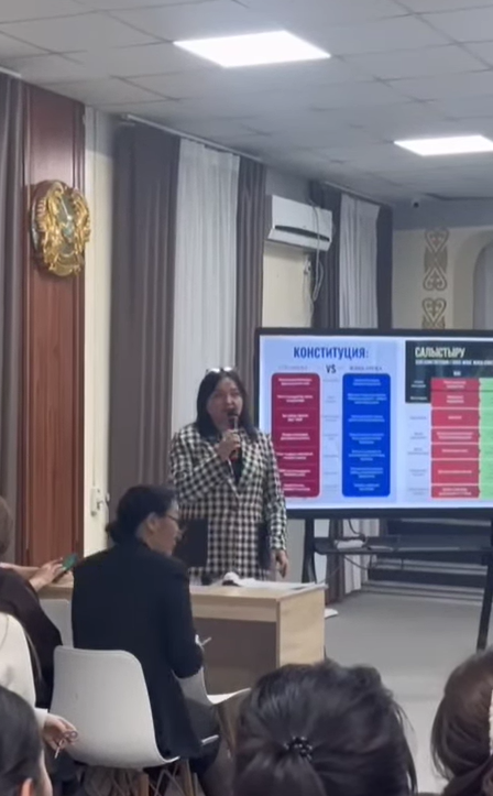 Жаңа Конституциялық жобамен директордың оқу ісі жөніндегі орынбасары Досымбекова Меруерт Казакбаевна таныстырды.